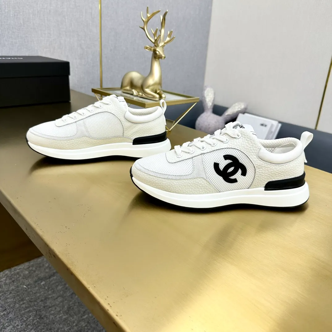 P520👟👟 Chanel - 2024 counter top casual sports shoes This classic design; the upper is electro-embroidered with a variety of techniques; the outsole is fashionable and sporty; unusually incorporating a variety of color elements... The diversified mix and match is very good-looking and versatile, suitable for leisure, fashion, sports and outdoor... ꫛꫀꪝ Go➫ Material: ❶Upper made of: original imported mercerized velvet + double-layer breathable mesh ❷The inner lining is made of: original imported breathable mesh ❸Outsole is based on: original TPU combination outsole. Full set of boutique packaging for women 35-41 and men 38-46